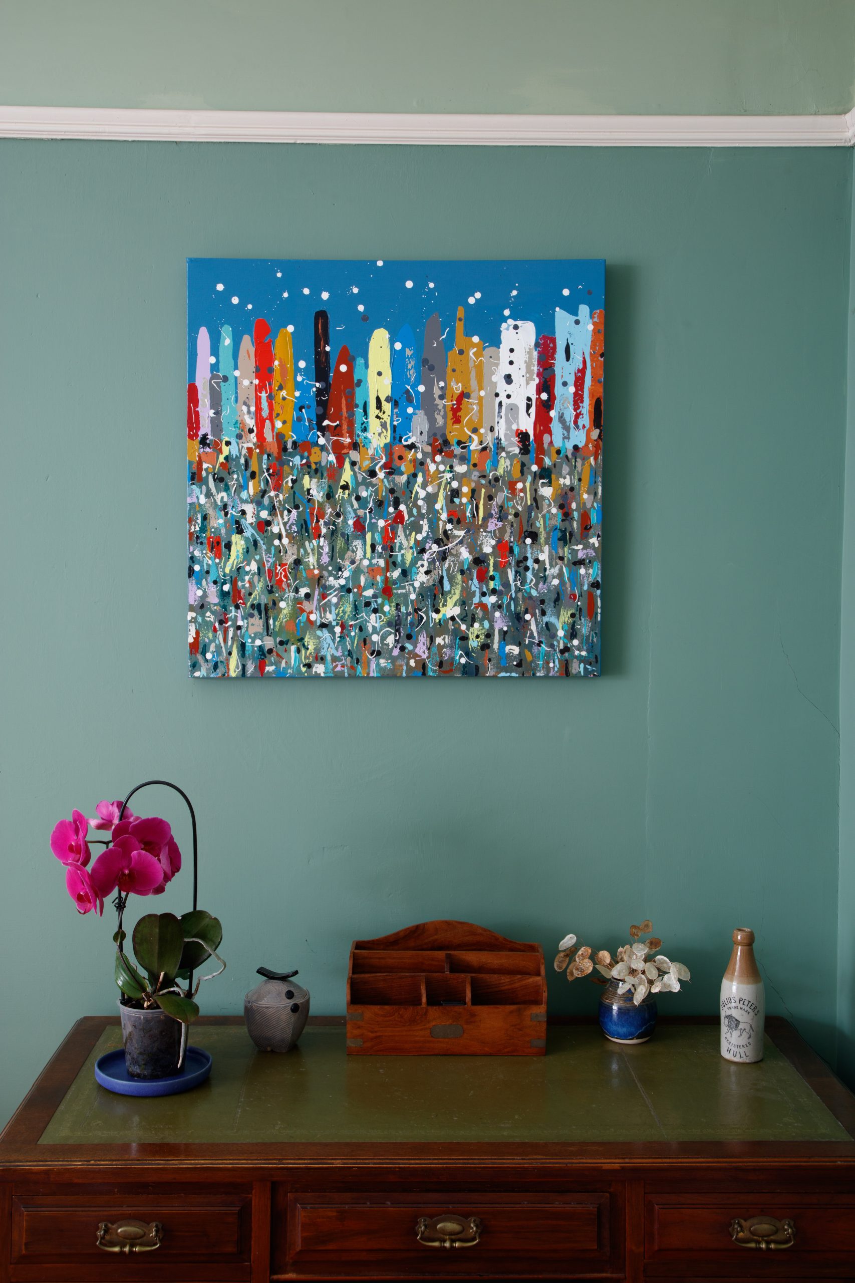 A semi-abstracted view of a Metropolis skyline.